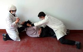 酷刑演示:注射不明药物
