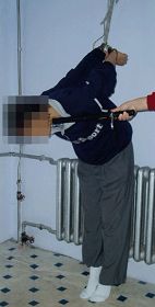 酷刑演示:背吊铐