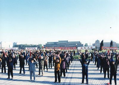 一九九八年五月,长春法轮功学员集体炼功