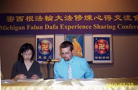 麦克(右)在发言中