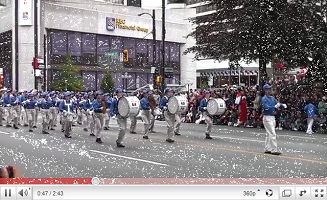 温哥华国庆游行 法轮功队伍受欢迎(图)