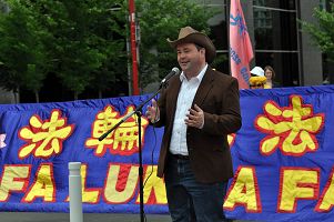 加移民部长感谢法轮大法学会(图)