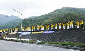 台东知本温泉区河堤上,法轮功学员展示功法