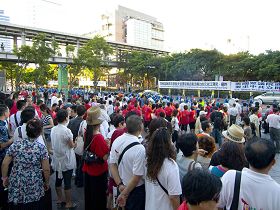 中国大陆游客被法轮功游行队伍震撼得目不转睛地观看,不舍离开