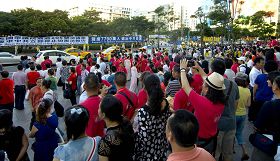 中国大陆游客被法轮功游行队伍震撼得目不转睛地观看,不舍离开