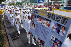 “呼唤良知 停止迫害”游行队伍在一零一广场展开,吸引了大批的大陆游客驻足观看