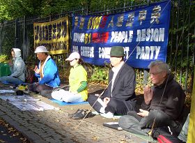 寒来暑往,三千个日子里,法轮功学员坚持在丹麦中使馆前抗议中共迫害