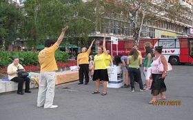 '塞尔维亚法轮功学员在首都贝尔格莱德市中心举办活动,揭露中共迫害。不少路人当场学炼法轮功。'