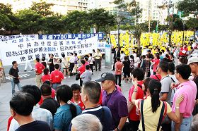 大陆游客看了各种各样的真相横幅被震惊了,纷纷交头接耳地讨论着