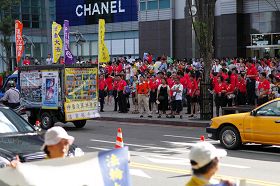 播放法轮功学员被活摘器官真相的宣传车经过一零一大楼前,大陆游客马上停止了交谈,专注听着广播