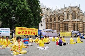 二零一零年七月二十日,英国法轮功学员在英国议会大厦前集体炼功