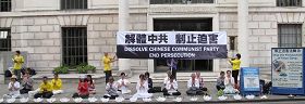 二零一零年七月二十日晚,英国法轮功学员在伦敦中共使馆前举行烛光守夜反迫害活动