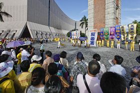游行队伍抵达天星码头后,鼓乐团队表演,吸引许多人围观。