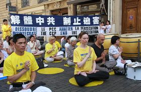 法轮功学员在中共驻法使馆前集会,抗议十一年的迫害
