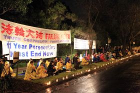 墨尔本中领馆门前,法轮功学员在雨中举行烛光悼念活动