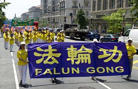 二零一零年七月二十三日,法轮功学员在华盛顿DC反迫害大游行