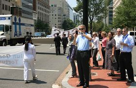 路人被游行所吸引,拍下这浩大的声势