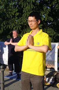 '图片:柏林的王先生从新华网的污蔑文章中看出来,“迫害的借口很可笑”'