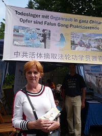 '莫妮卡曾在中国听说了中共对法轮功的抹黑宣传,她并没相信那一切。十一年后,她终于在自己的故乡得知了真相。'