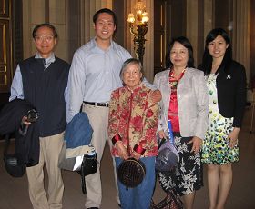 台湾工研院北美公司业务合作总监陈宇平(左一)与家人