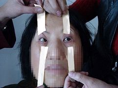 酷刑演示:不准睡觉,撑开眼皮