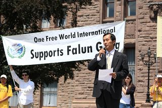加拿大法轮大法学会代表说:“我们在这里呼吁制止中共对法轮功长达十一年的残酷迫害。