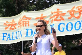 人权律师德斯罗格斯在发言中说:“多少金钱都无法弥补迫害导致的生命被摧残及杀害。”