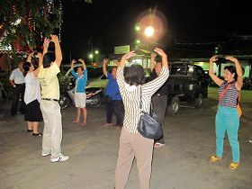 民众跟随法轮功学员在炼第二套功法(法轮桩法)
