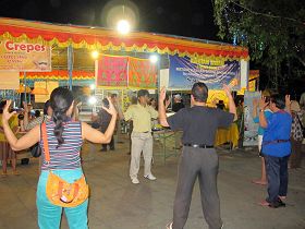 民众跟随法轮功学员在炼第二套功法(法轮桩法)