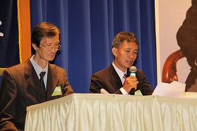 法轮功老学员平安(右)在发言