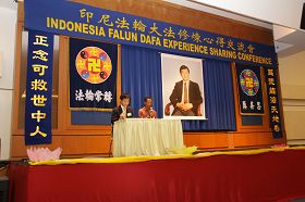 在游轮上利用工作机会讲真相的巴厘岛法轮功学员(右)