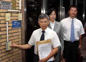 法轮功学员控告黄华华 要求紧急拘提
