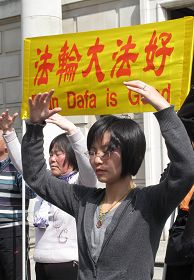 伦敦中使馆前,法轮功学员二十四小时反迫害抗议持续八年多了