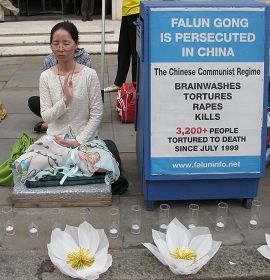 伦敦中使馆前,法轮功学员二十四小时反迫害抗议持续八年多了