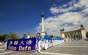 天国乐团打头阵,法轮功游行从英雄广场出发