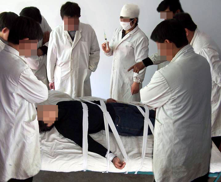 酷刑演示:打毒针(注射不明药物)