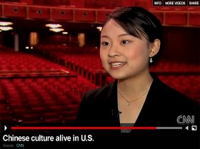 神韵纽约艺术团晚会节目主持人凯莉女士(电视网络截图)