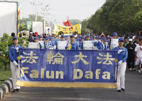 印尼坤甸大竞走 天国乐团领航(图)