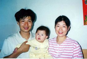 唯一的全家福,左起:陈承勇(被迫害致死),女儿法度(6个月),妻子戴志珍
