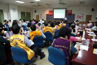 二零一零年八月二十九日上午,屏惠狮子会举办“生命乐活研习活动”,二百名与会者聆听法轮功学员王元甫医师主讲“道德与养生”