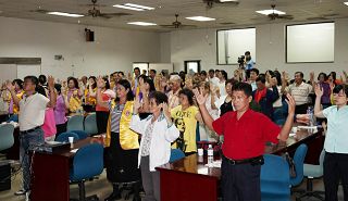 现场体验学炼法轮功五套功法,图为学炼第二套法轮桩法