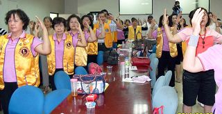 现场体验学炼法轮功五套功法,图为学炼第二套法轮桩法