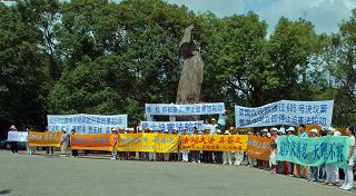 二十二日上午,法轮功学员在三义木雕博物馆外围揭露迫害。