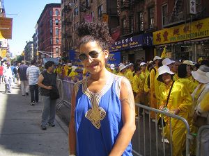 纽约曼哈顿的苏尼亚看到这么多法轮功学员聚集在她家附近,感到非常开心