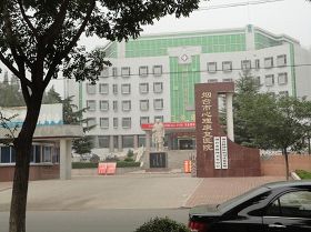 莱阳市精神病院正门,门前挂着“烟台市心理康复医院”的牌子。