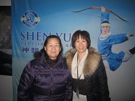 来自深圳的大陆移民陶安娜(右)是一位中医师,第一次观看神韵。她连续表示,实在是太好看了,太好看,非常好看。