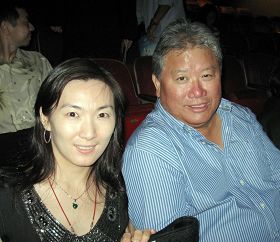 阎女士和她先生。阎女士说:“舞蹈雄伟壮观,看了让人心情澎湃,特别激动那种感觉。”
