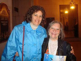 国际乐观主义者基金会董事长、歌唱家埃德娜•齐克(左)