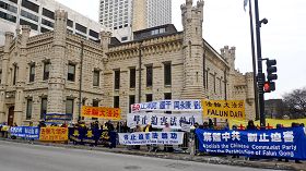 图:法轮功学员在胡锦涛下榻的半岛酒店附近抗议,要求制止迫害。