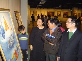 江聪渊议员(右一)赖瑞鼎议员(右二)观赏画作